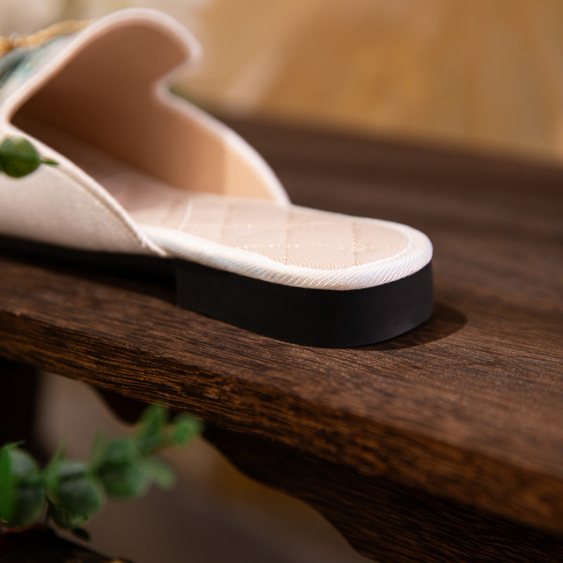 Butterfly Mule mit Perlen und Stickerei