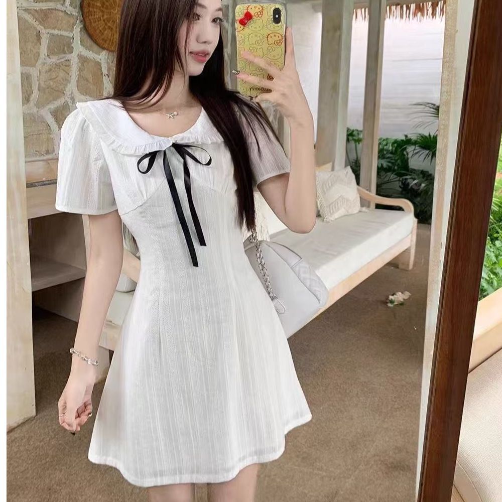 Französisches Chic-Kleid mit Spitze und Taillenschnürung