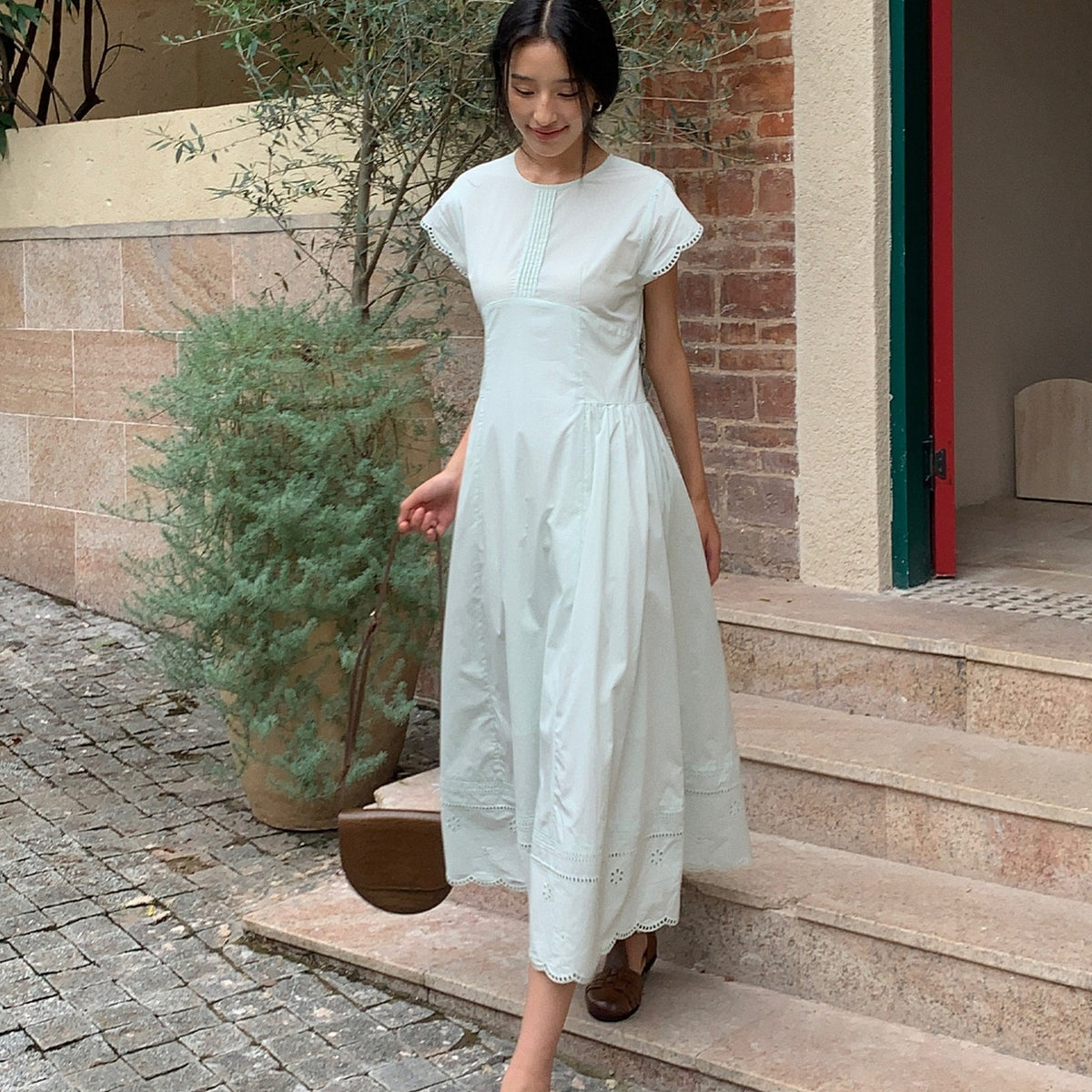 Besticktes Midikleid mit Puffärmeln – Bild 4 | LuxeStyle