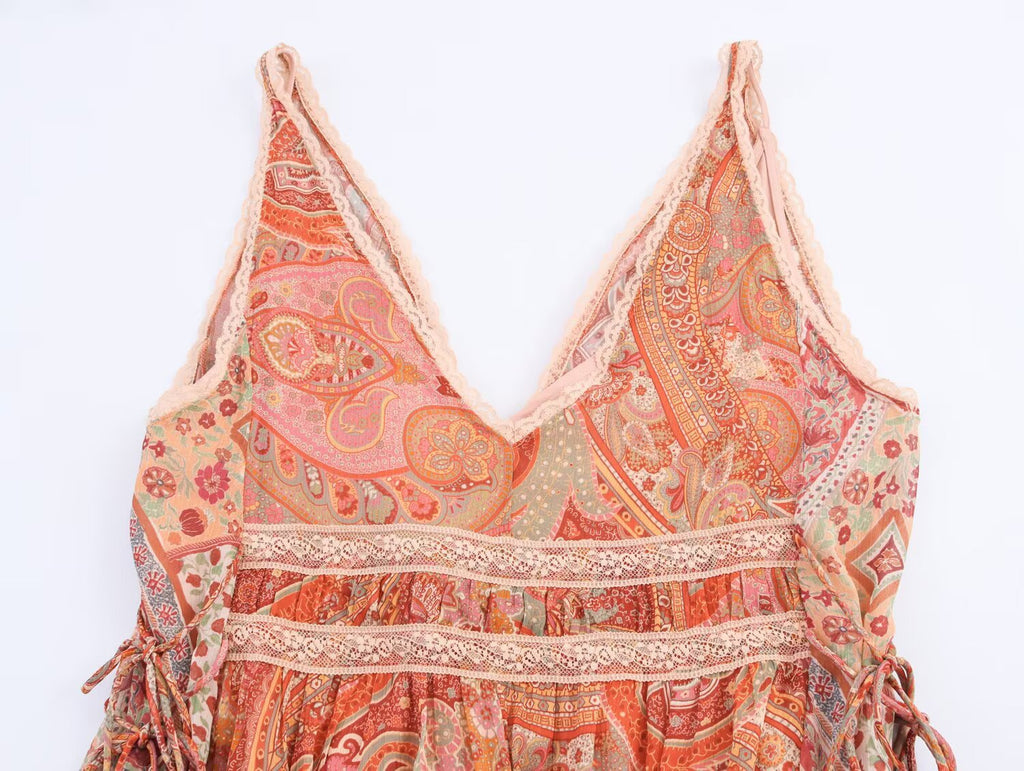 Paisley-Kleid mit V-Ausschnitt und Spitze