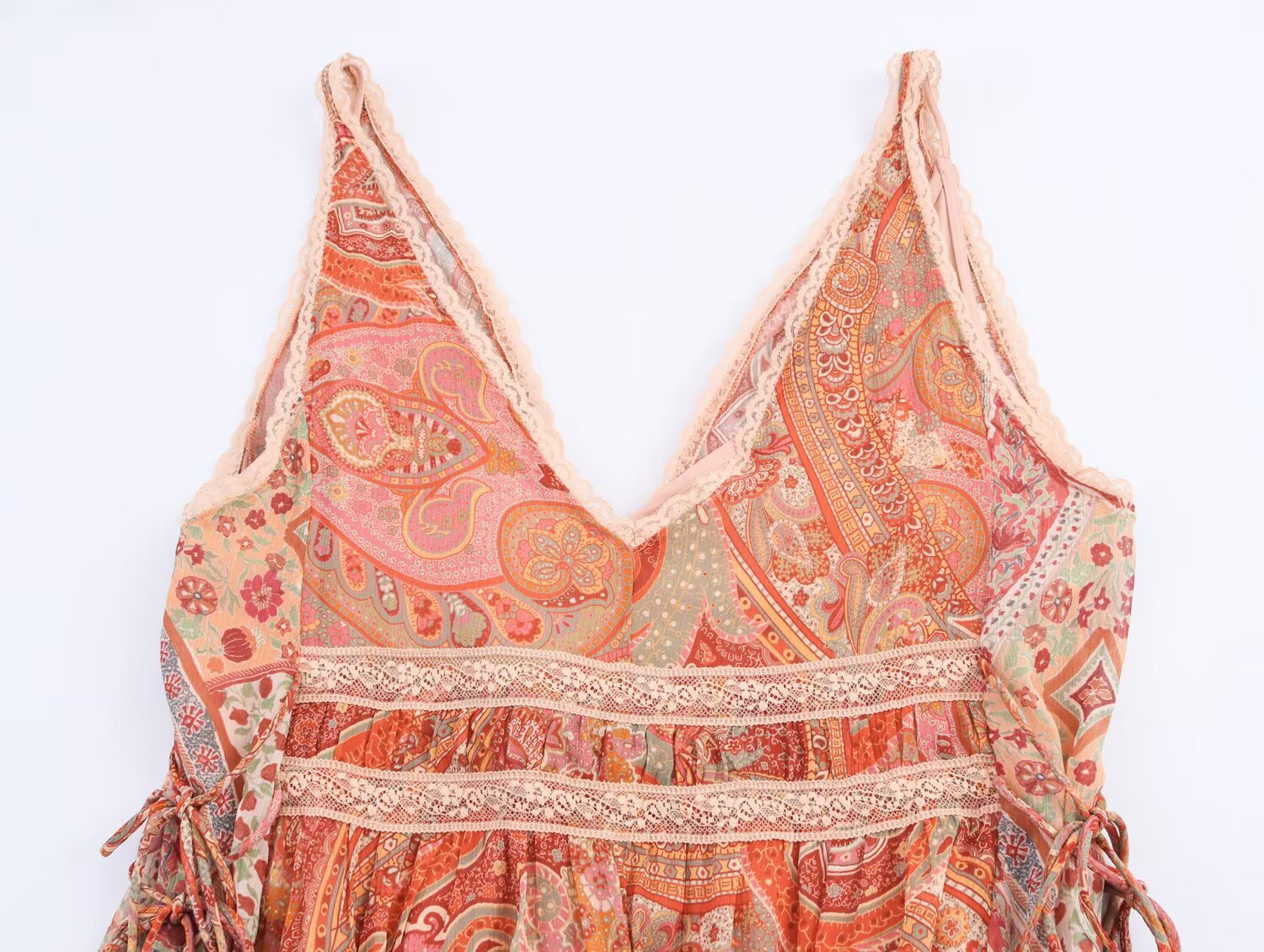 Paisley-Kleid mit V-Ausschnitt und Spitze