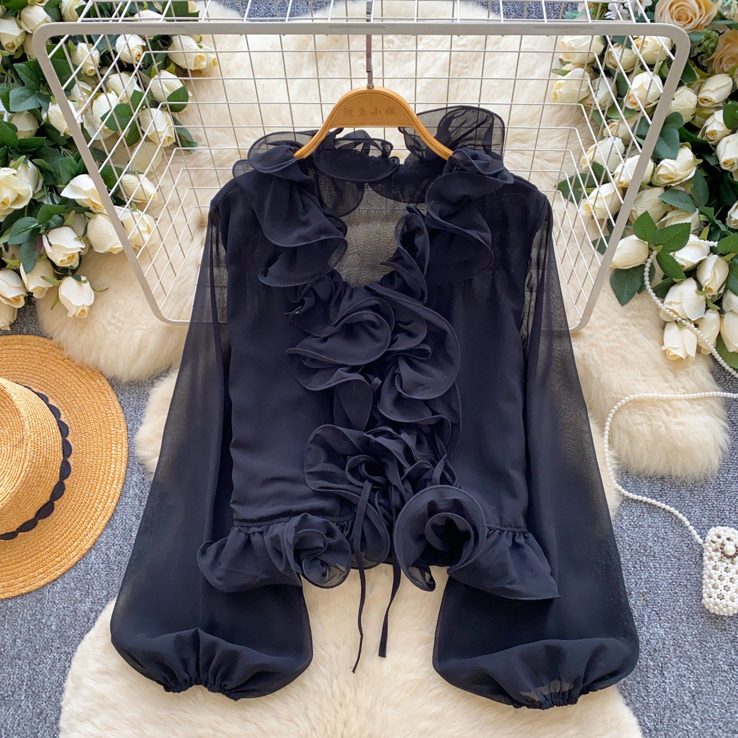 Chiffon-Bluse mit V-Ausschnitt & Rüschen