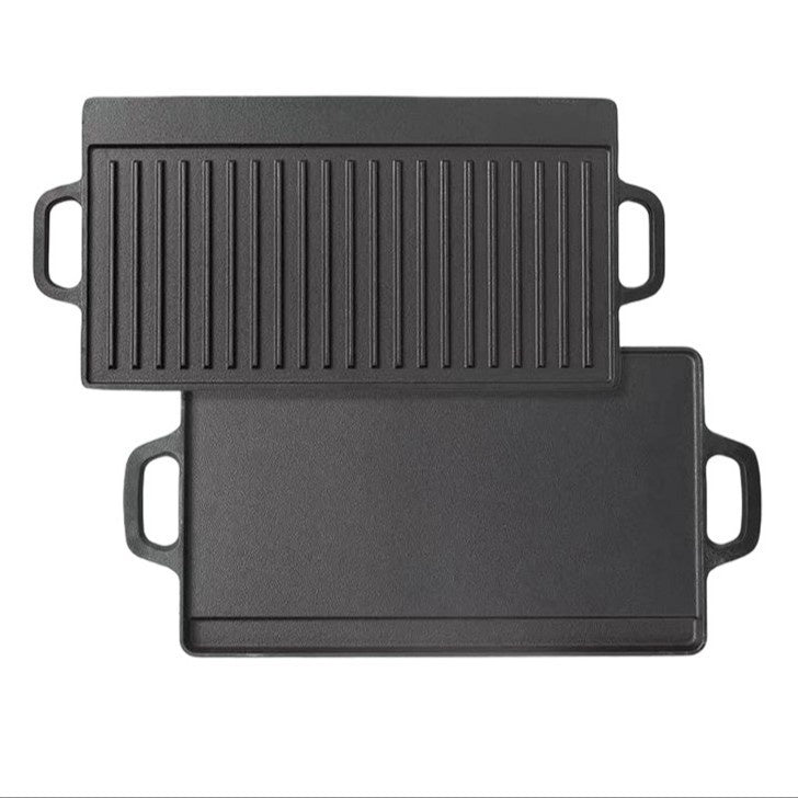 Outdoor Gusseisenpfanne – Saftiges Fleisch mit Grillstreifen.