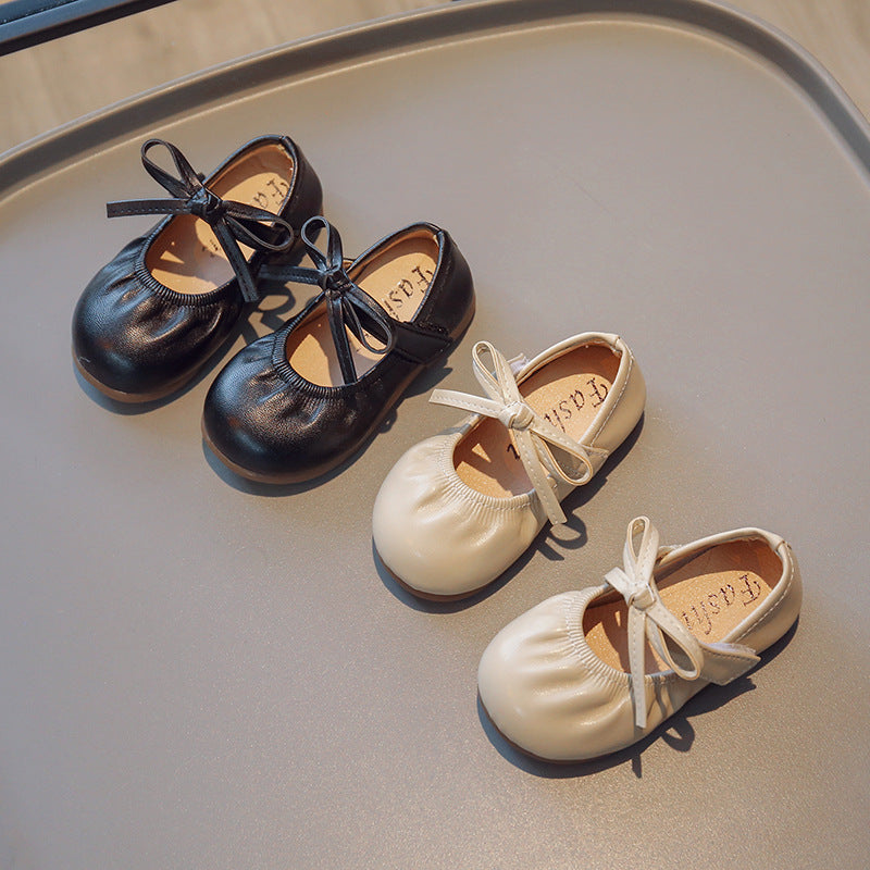 Schwarze Kinderschuhe mit Schleife