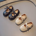 Schwarze Kinderschuhe mit Schleife