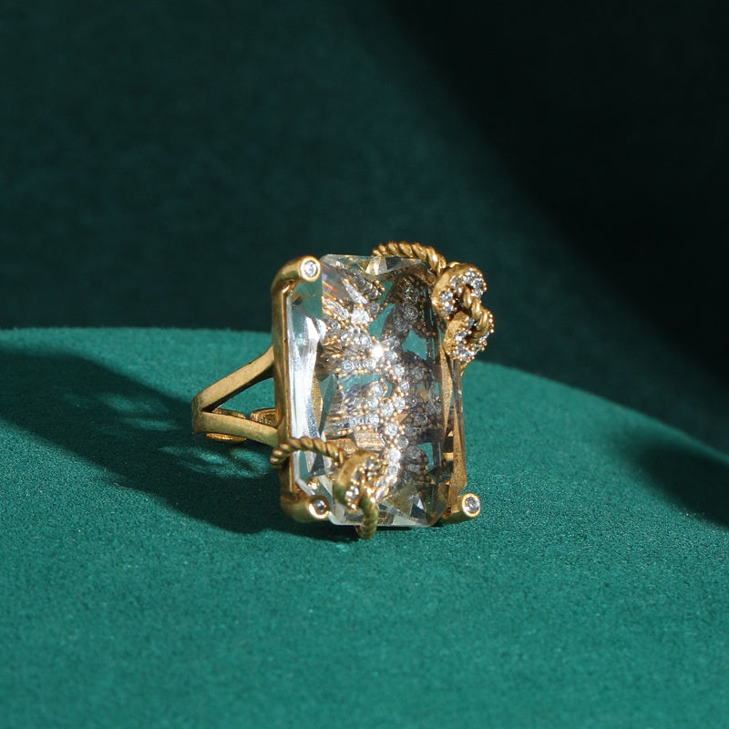 Retro-Ring mit transparentem Quadrat und Goldbasis – Bild 6 | LuxeStyle