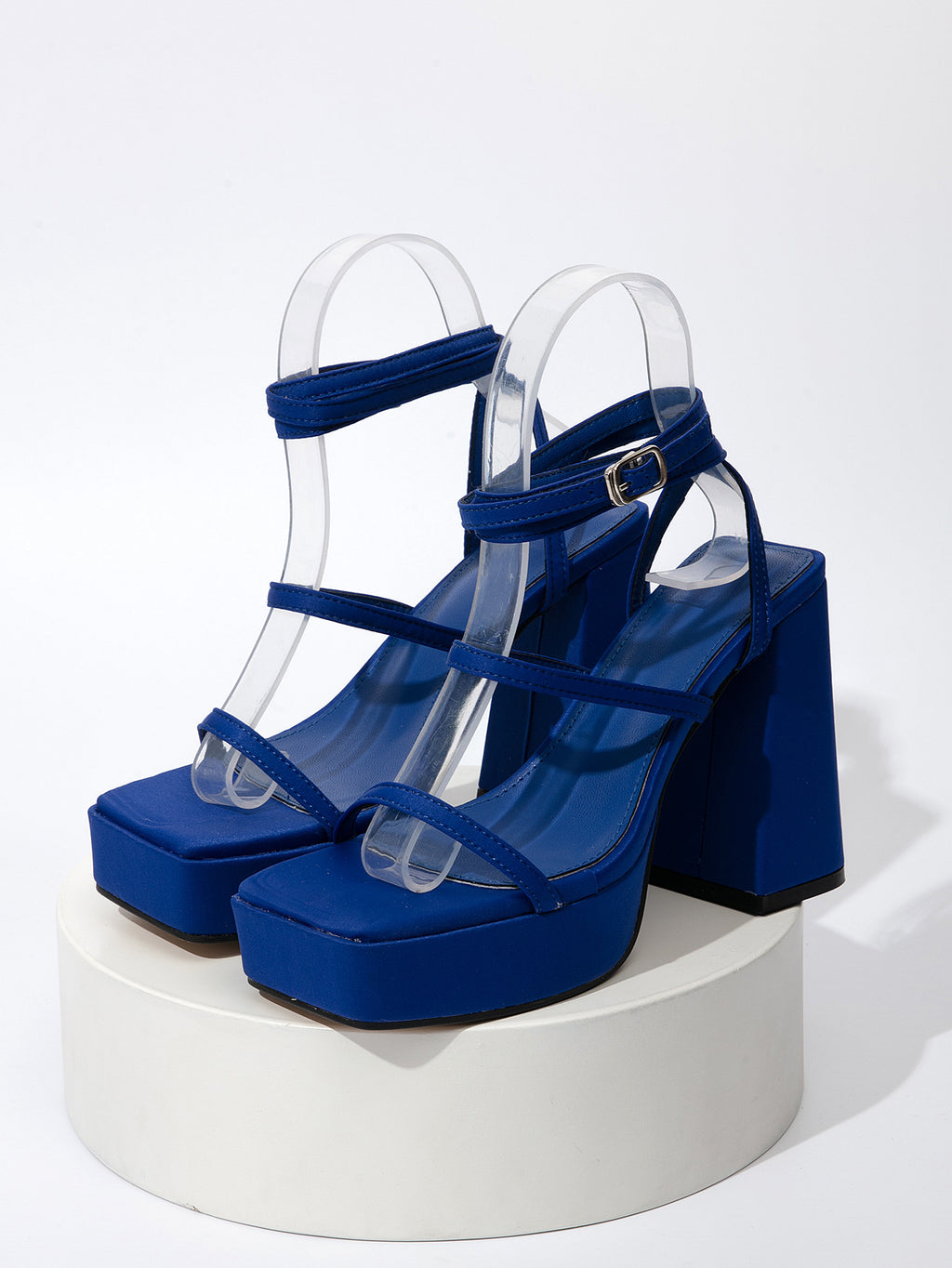 Sandalen mit Schnallen und Blockabsatz – Bild 7 | LuxeStyle