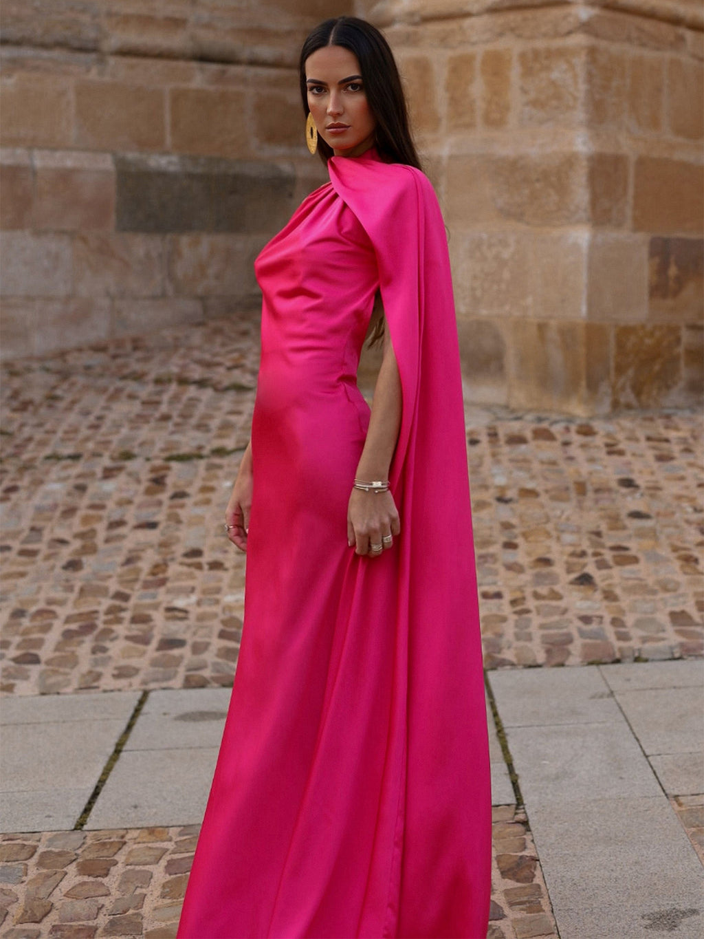 Elegantes, einfarbiges Satinkleid mit Neckholder – Bild 4 | LuxeStyle