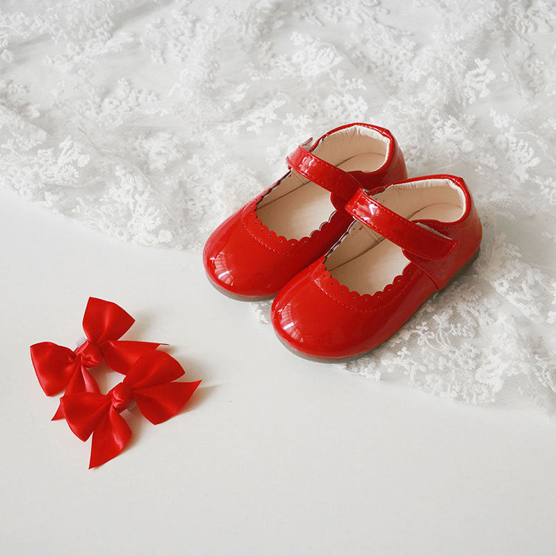Weisse Mädchen Schuhe mit Schleife