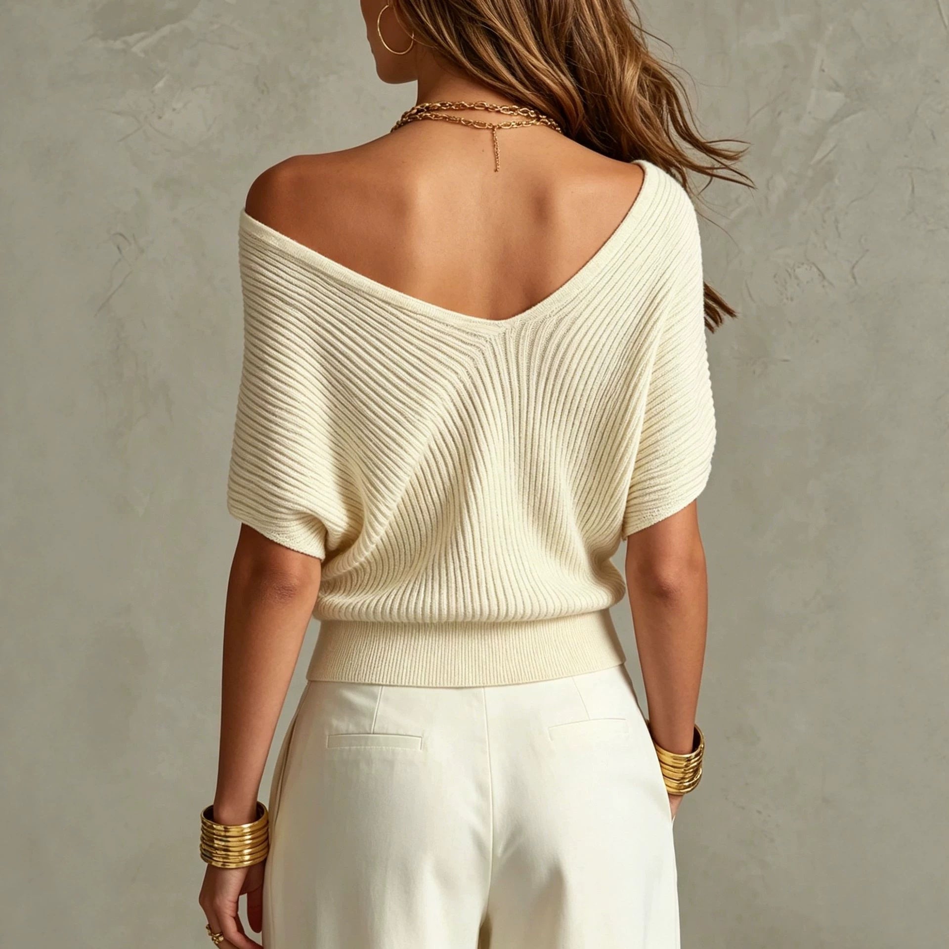 Beige Pullover mit Kreuz-Detail