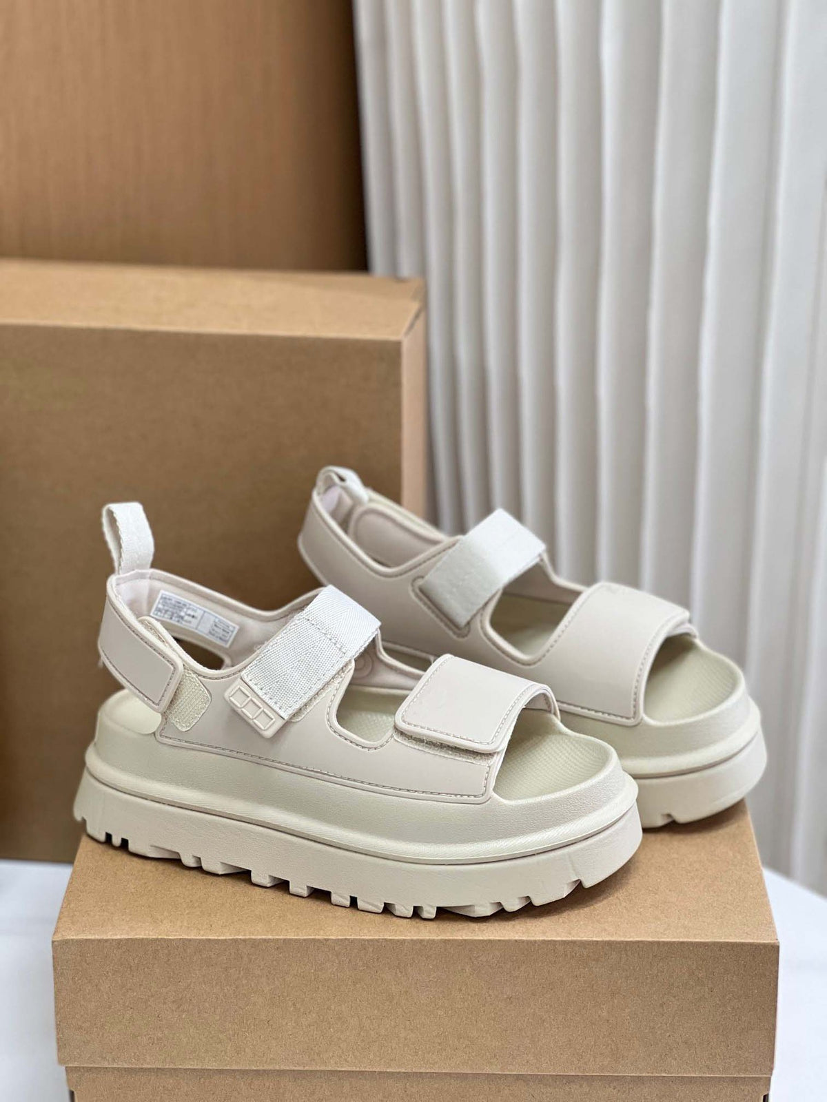 Bequeme Velcro Sandalen mit dicker Sohle – Bild 9 | LuxeStyle