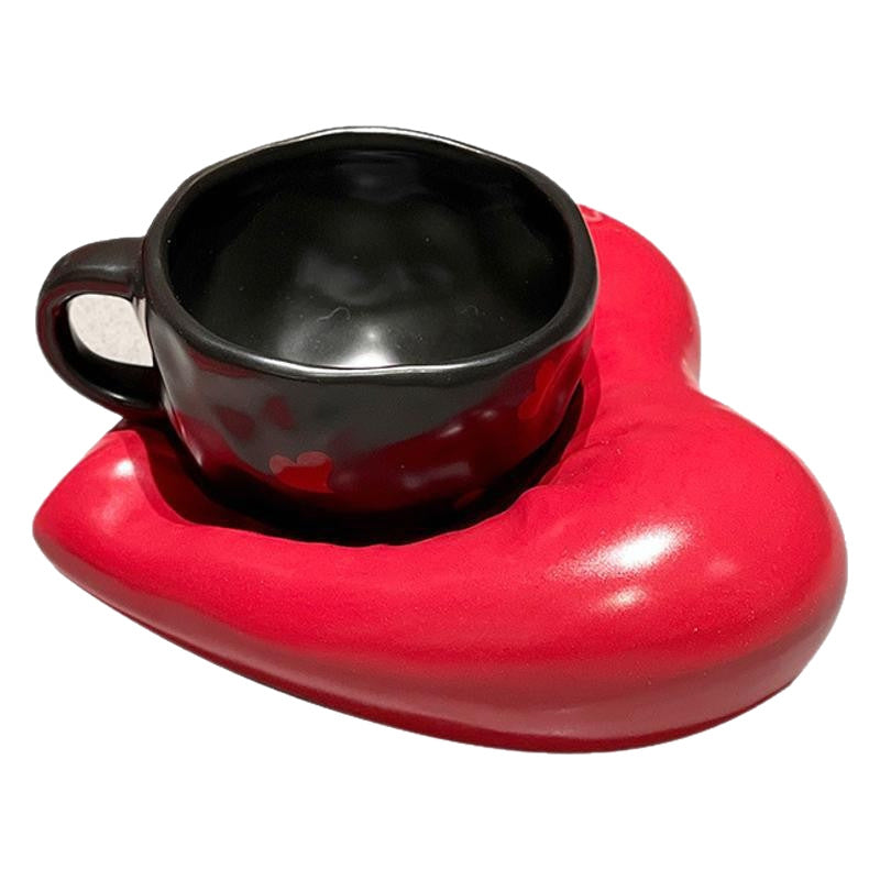 Herzförmige Keramiktasse mit Untertasse