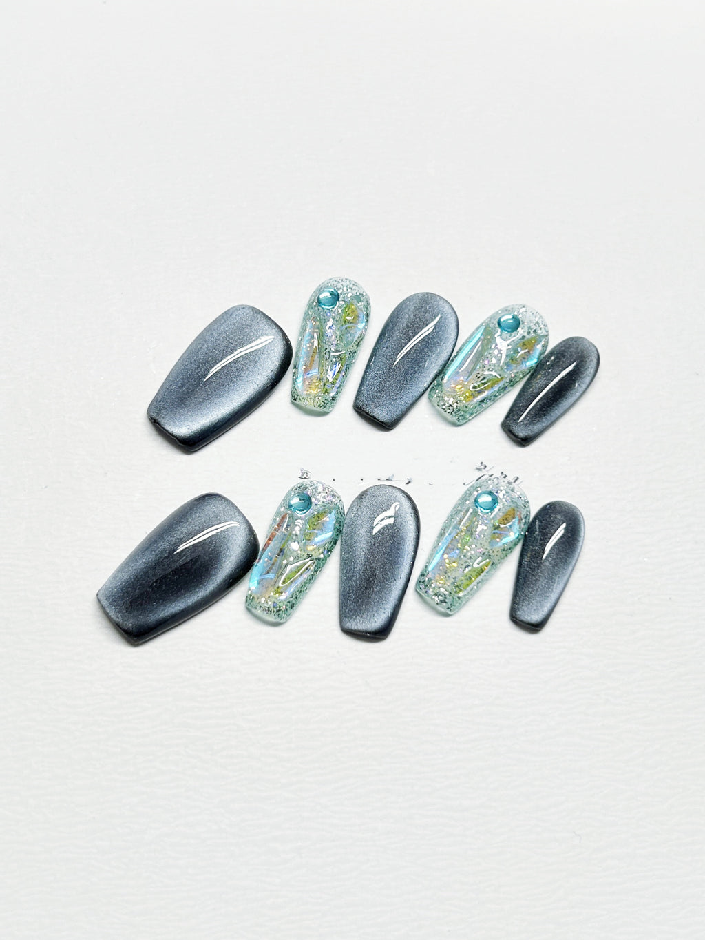 Dunkelblaues Katzenaugen-Design mit Strass