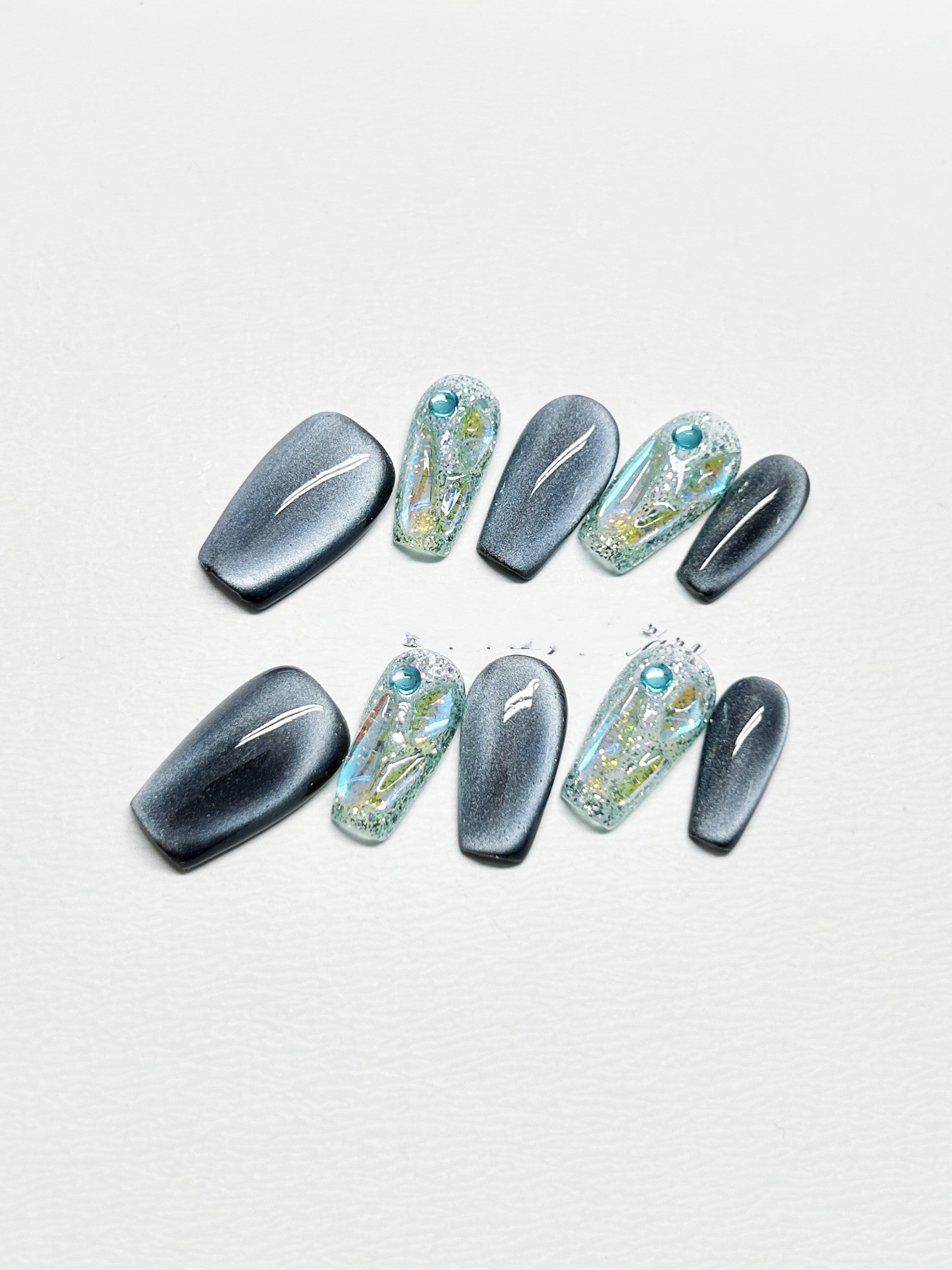 Dunkelblaues Katzenaugen-Design mit Strass
