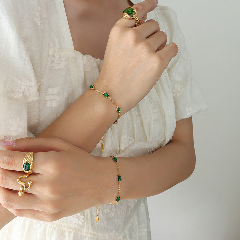 Vergoldetes Zirkon-Armband mit Smaragd-Inlay – Bild 4 | LuxeStyle