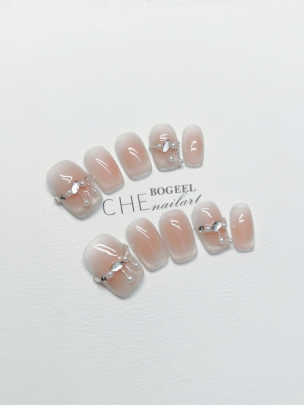Nagel-Blush mit Strass & Cartoon-Muster