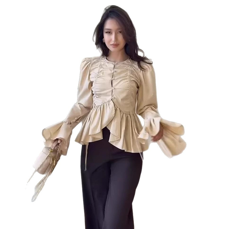 Elegante Damenbluse mit Rüschen und Knopfleiste