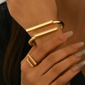 Glattes Armband & Luxus-Ring mit Premium-Textur