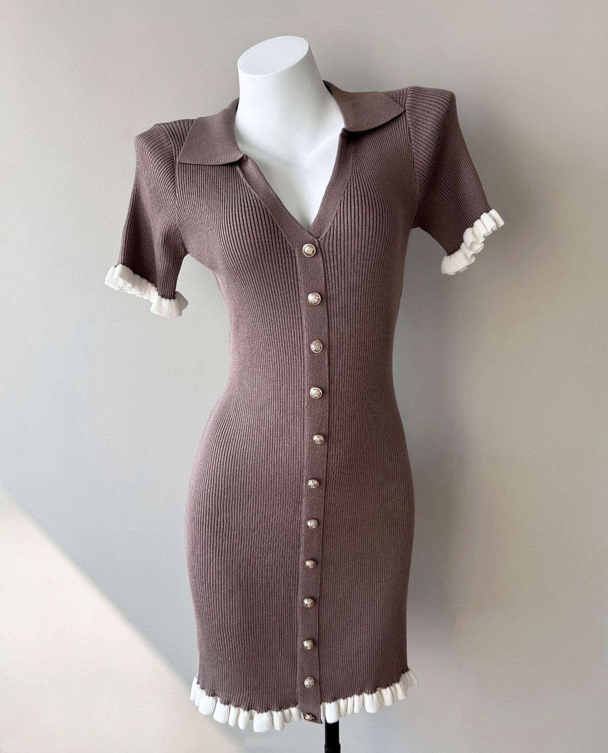 Kurzes, hochtailliertes Kleid im French-Stil – Bild 12 | LuxeStyle