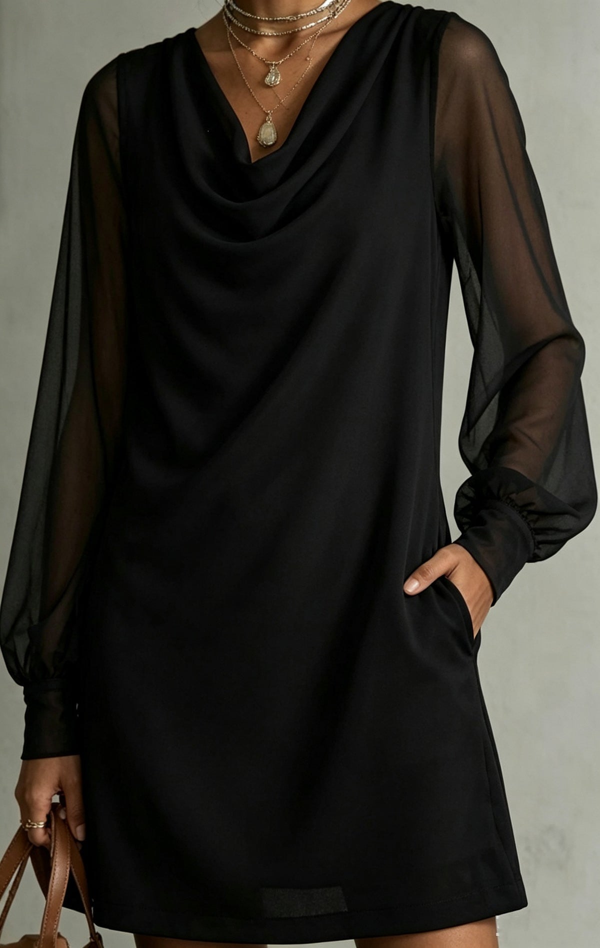 Kurzes Damenkleid mit Wasserfallausschnitt – Bild 4 | LuxeStyle
