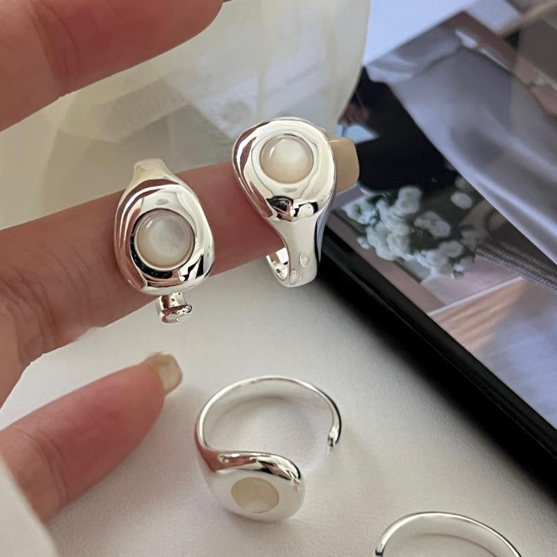 Offener Ring mit Perlmutt und Geometrie