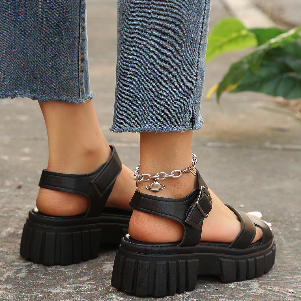 Plateau-Sandalen mit Hufeisenabsatz – Bild 14 | LuxeStyle