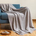 Strickdecke mit Quasten