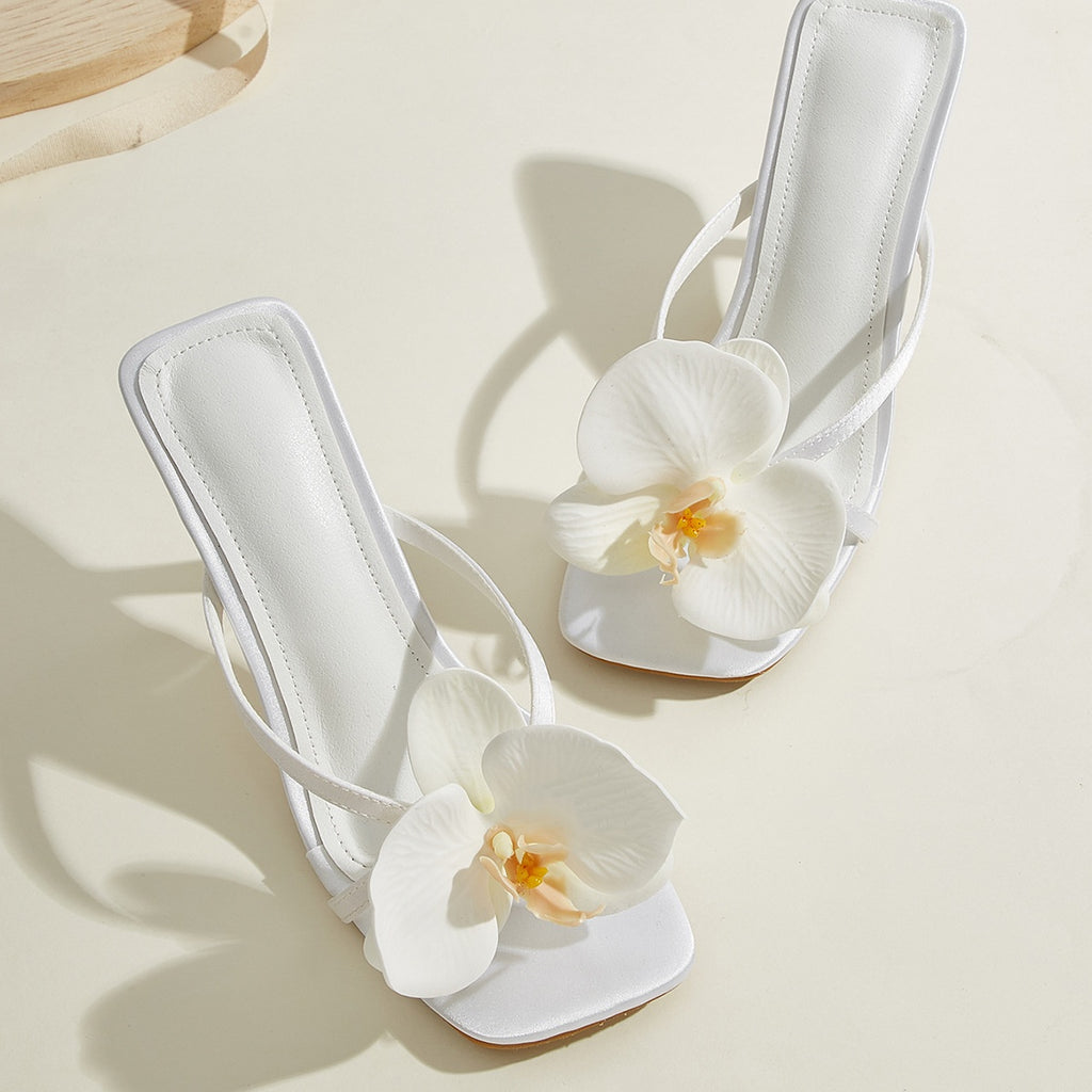 Weiße Satinsandalen mit Quadrat-Spitze – Bild 2 | LuxeStyle