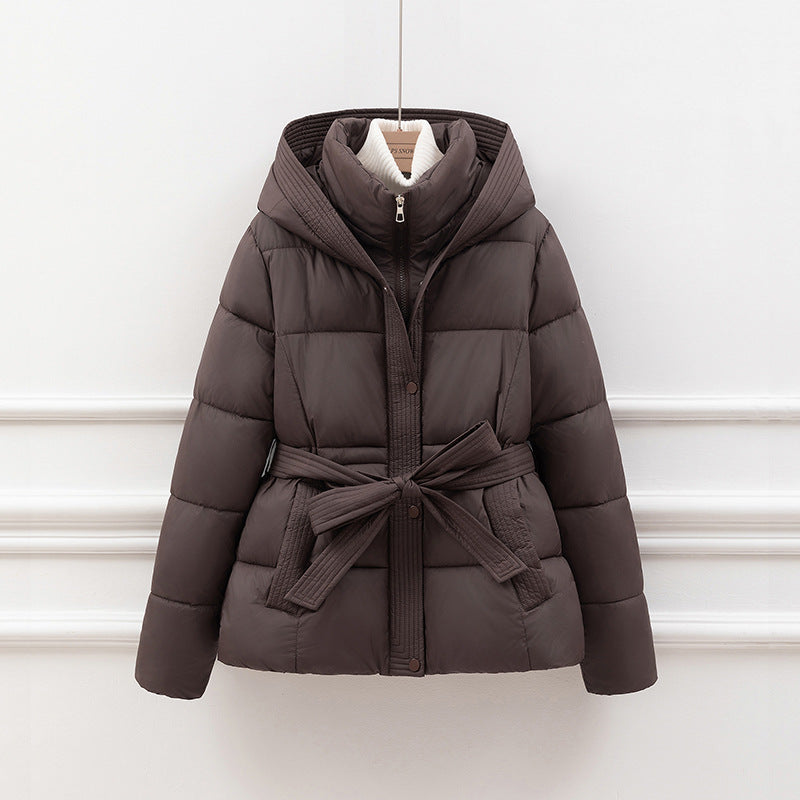 Kurze wattierte Jacke mit Gürtel und Kapuze | LuxeStyle