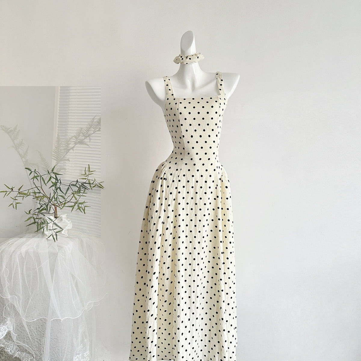 Vintage Slim-Fit Polka-Dot Kleid mit Spaghettiträgern – Bild 3 | LuxeStyle