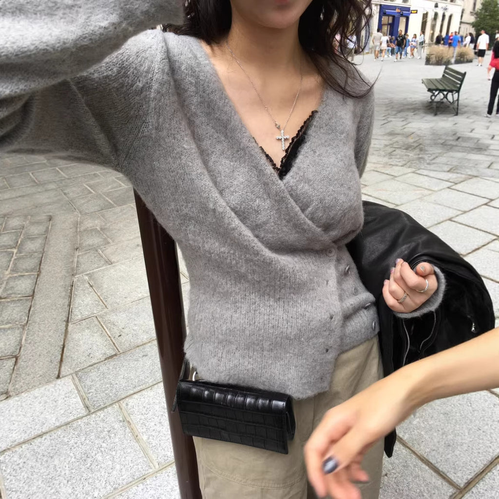 Strickpullover mit diagonalen Knöpfen