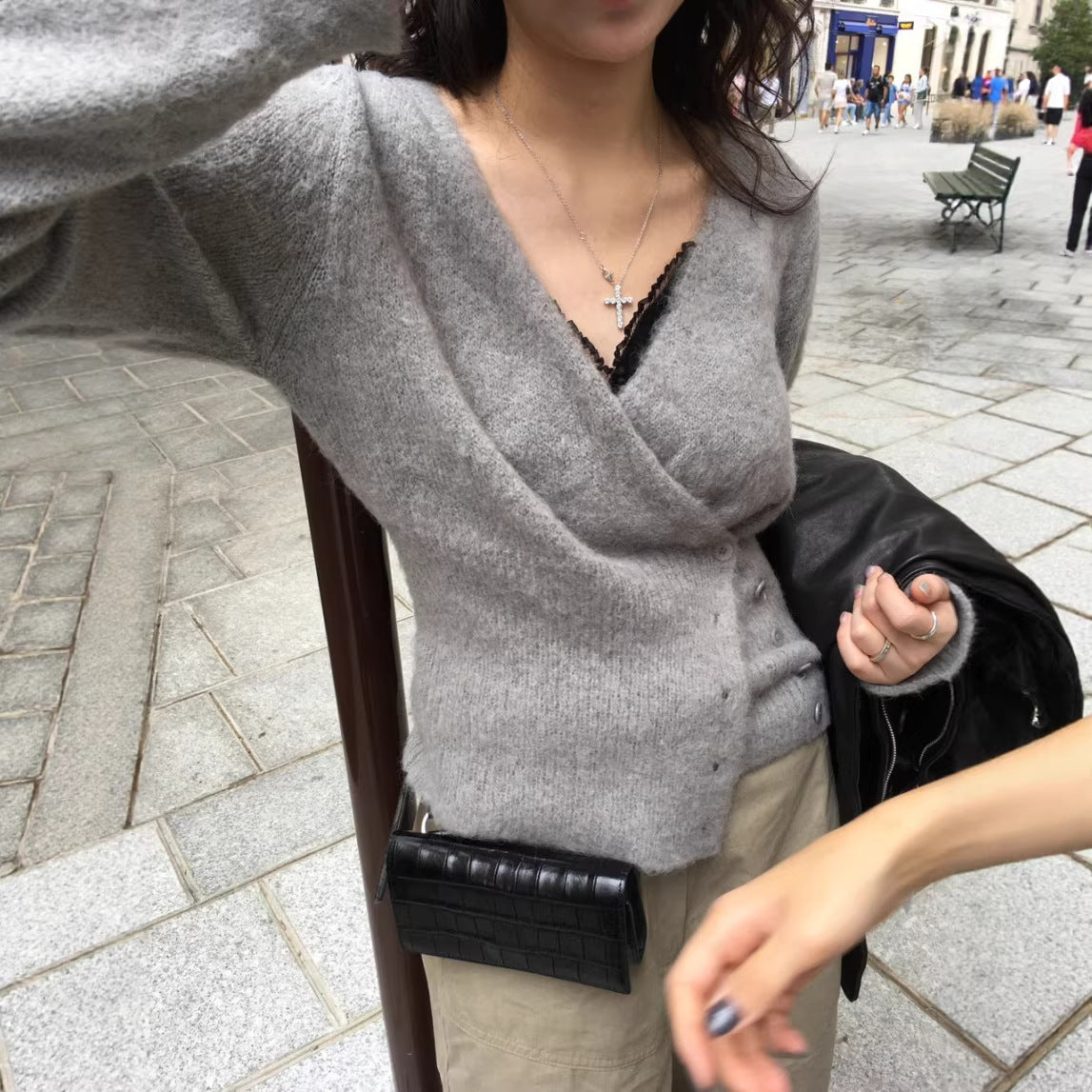 Strickpullover mit diagonalen Knöpfen