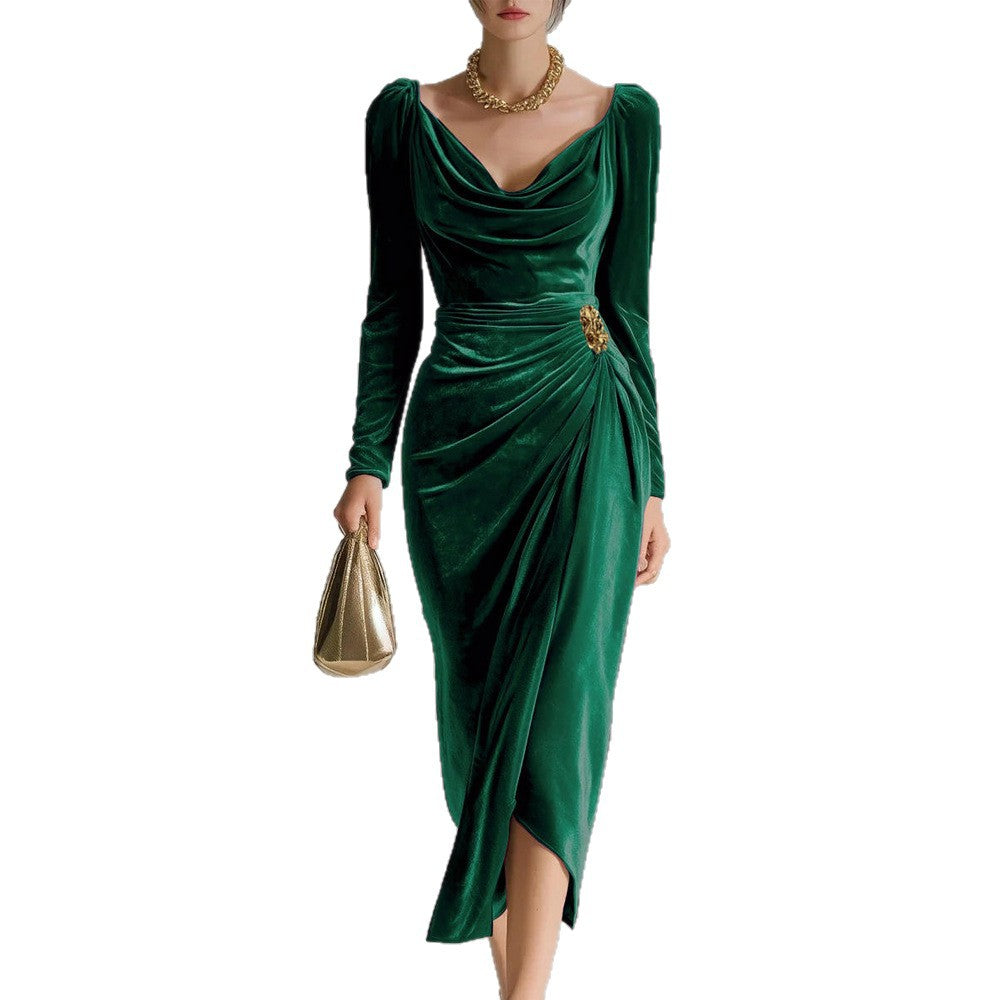 Samtkleid mit langen Ärmeln und Schlitz