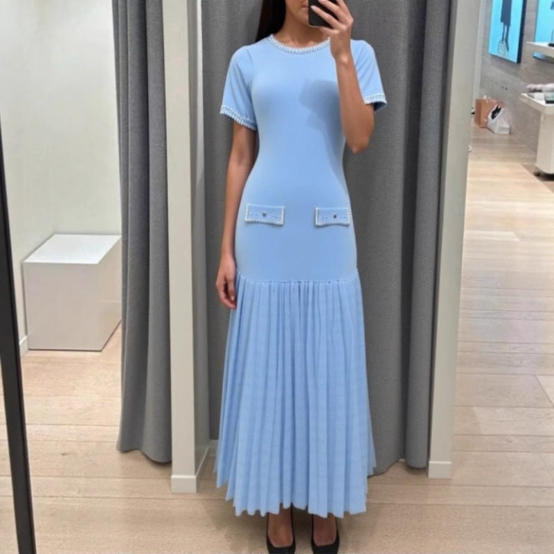 Kurzes Strickkleid mit Perlen und Rundhals – Bild 6 | LuxeStyle