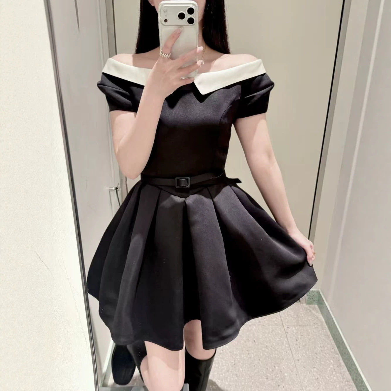 Lapelle Kleid mit definiertem Bund
