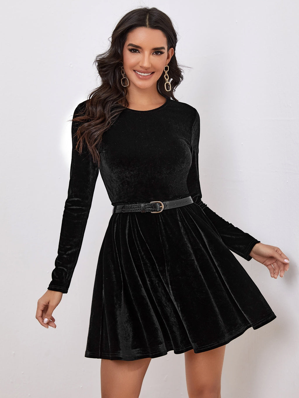 Samtkleid mit Rundhals und langen Ärmeln – Bild 4 | LuxeStyle