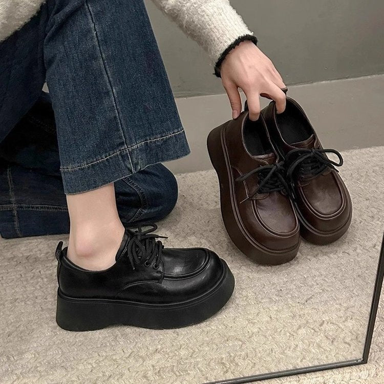 Schwarze Schnürschuhe aus Leder