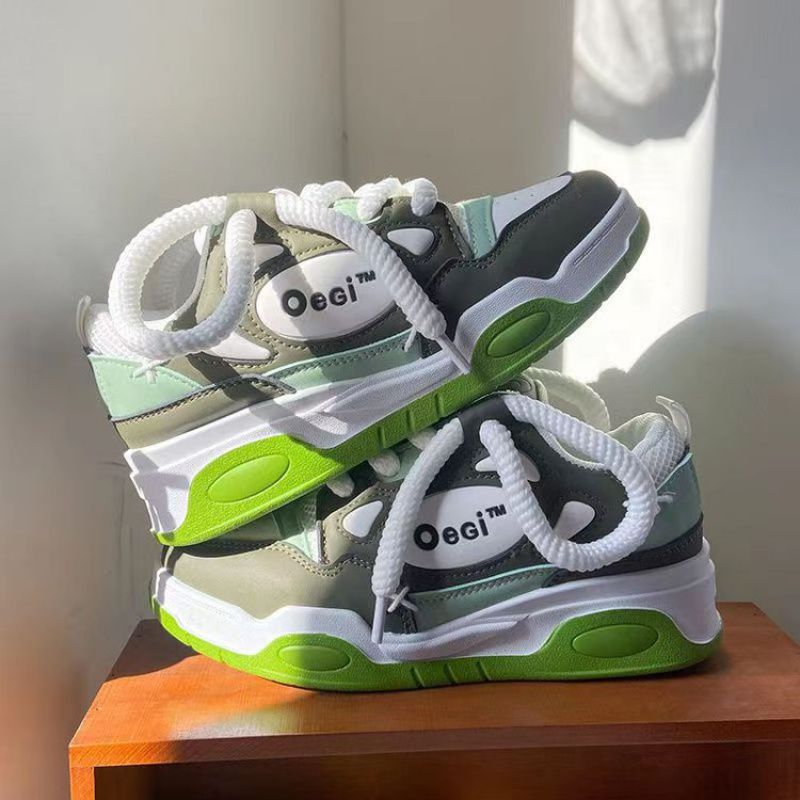 Rundspitze Sneaker mit Mittelsocke
