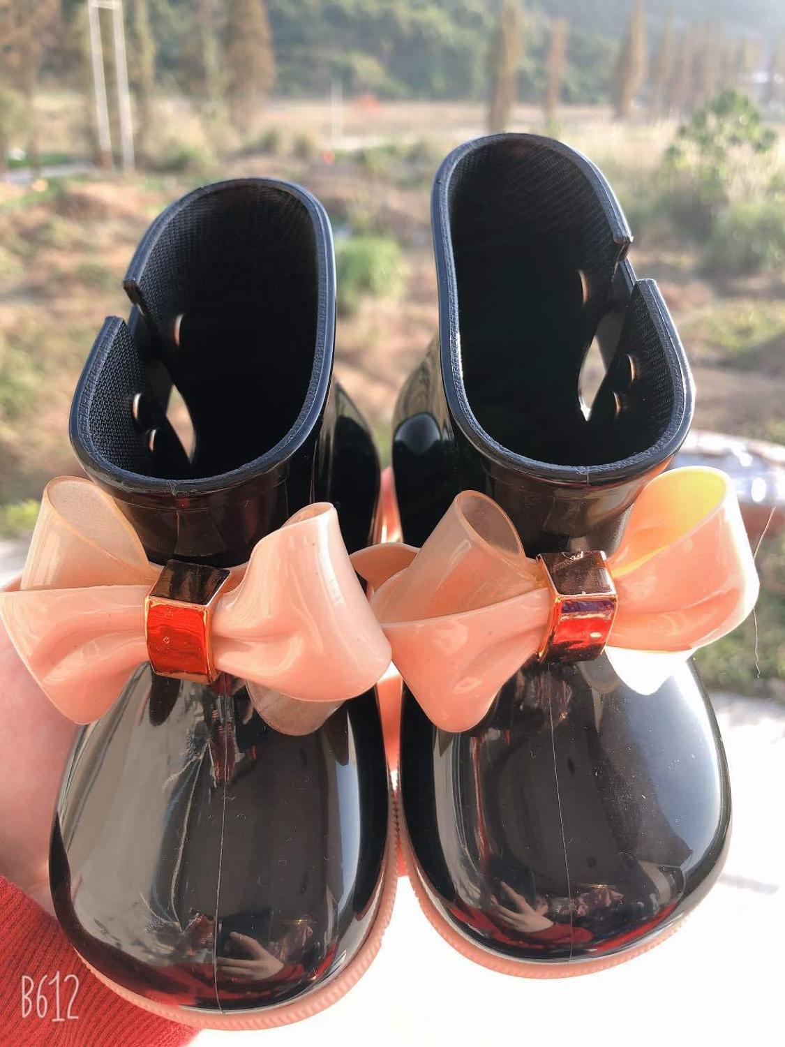 Kinder-Regenstiefel mit Schleife – Bild 4 | LuxeStyle