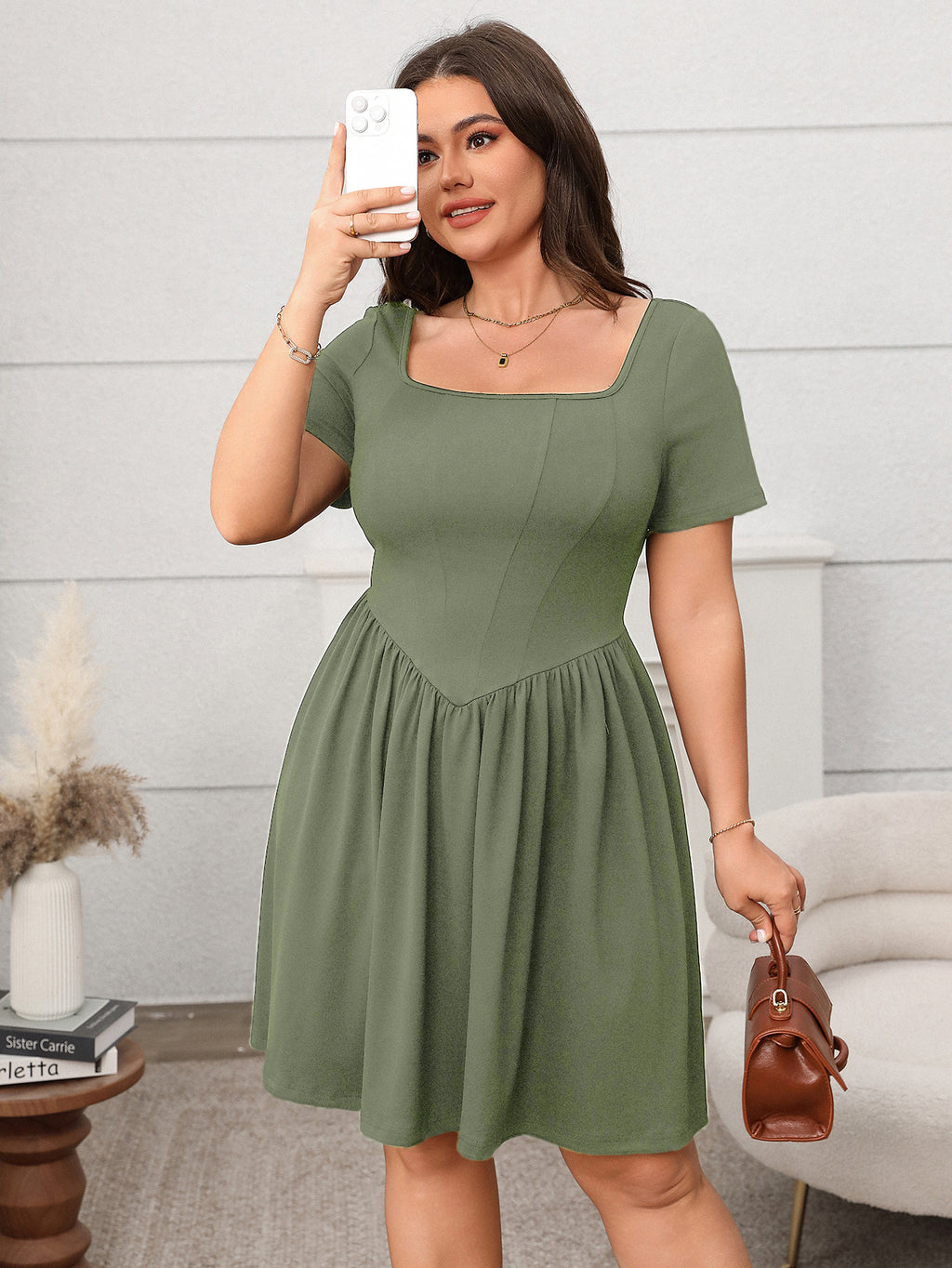 Kurzarm-Kleid mit eckigem Ausschnitt