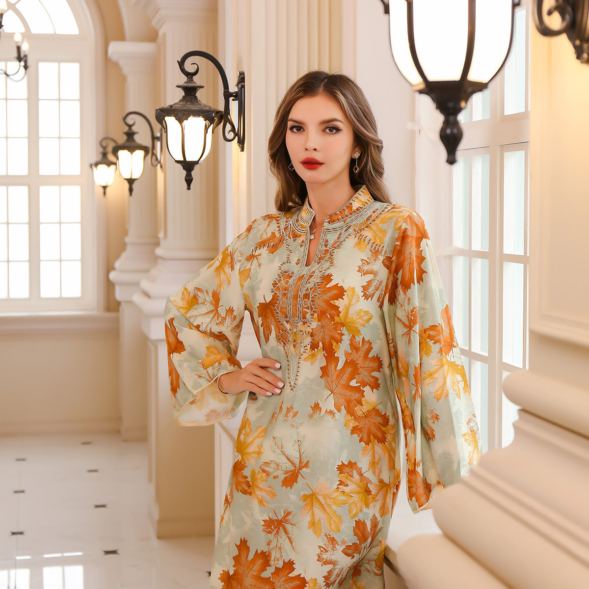 Gemustertes Sommerkleid mit Stickereien