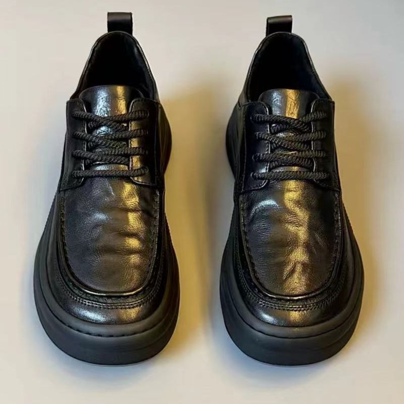Leichte Herrenschuhe aus Lederimitat