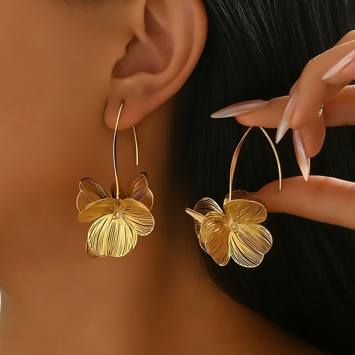 Ohrstecker mit hohlem Blumen-Design