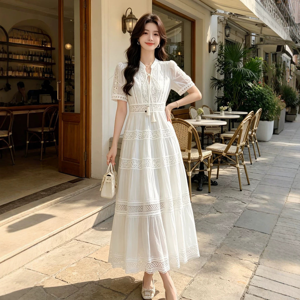 Elegantes A-Linien-Kleid mit Spitze und V-Ausschnitt