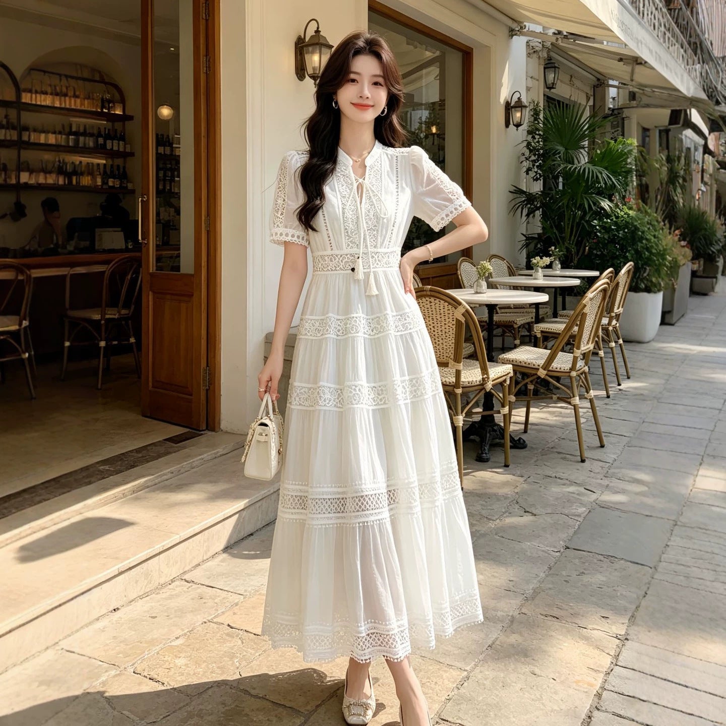 Elegantes A-Linien-Kleid mit Spitze und V-Ausschnitt