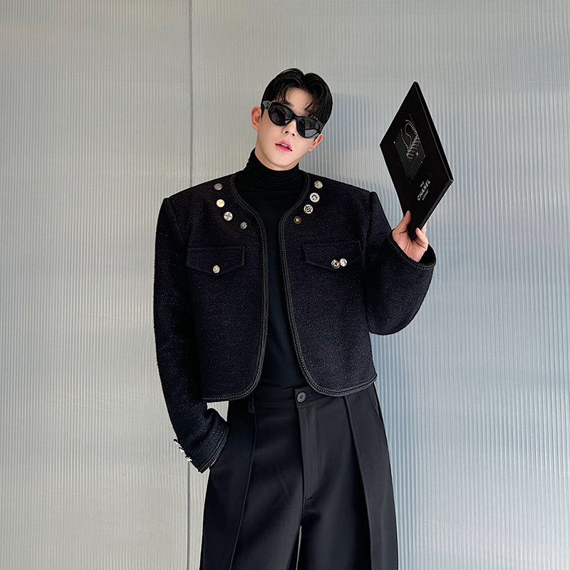 Chanel-inspirierte Kurzjacke mit Perlenknöpfen