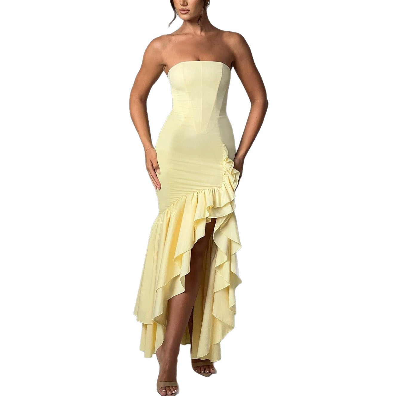 Trägerloses, ärmelloses Kleid mit unregelmässigem Saum