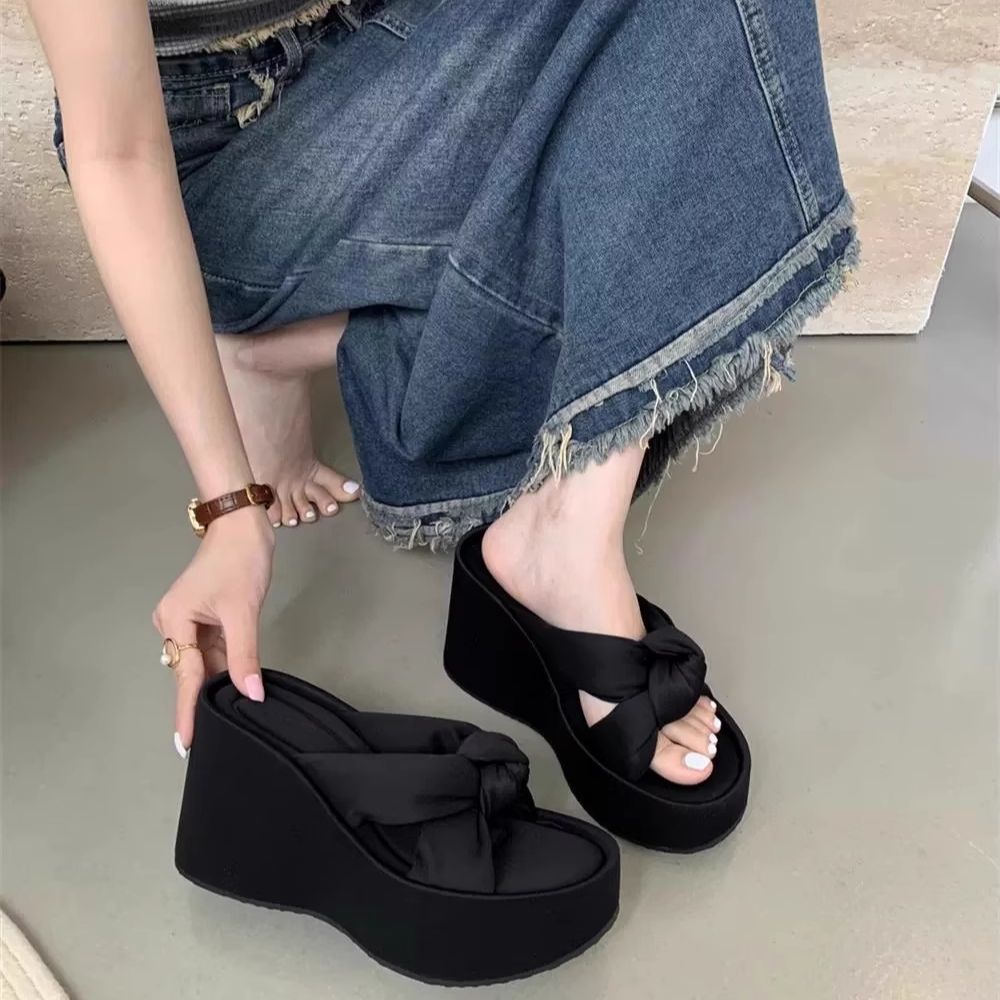Keile mit Plateau im Influencer-Stil
