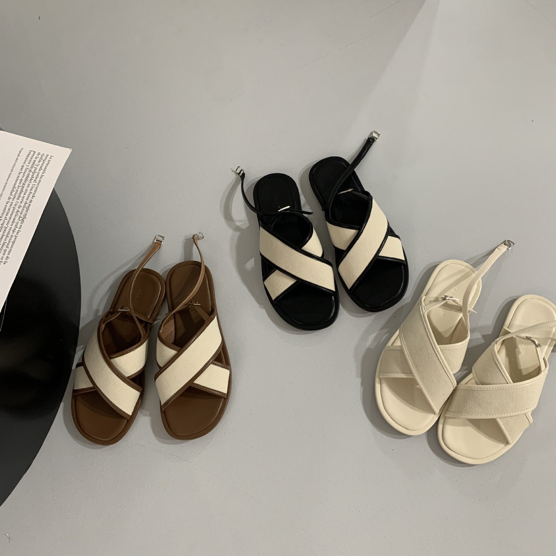Retro-Sandalen mit Kreuzriemen