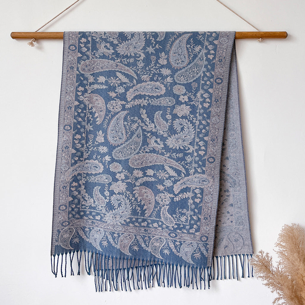 Warmer Jacquard-Poncho mit Quasten